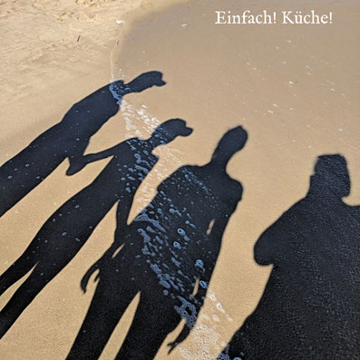 4 Schatten am Sandstrand