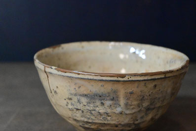 割れた茶碗に金継ぎ