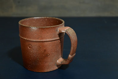 茶色のカップにベージュ漆補強直し