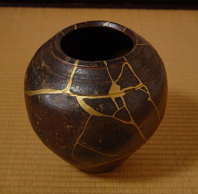 金継ぎをした壺