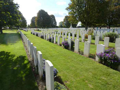 Le cimetière militaire britannique à Bayeux est un lieu de recueillement pour les soldats du Commonwealth tombés pendant la Seconde Guerre mondiale. Embrassant la paix, il honore le sacrifice de ces braves hommes.