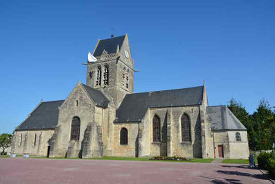 Sainte-Mère-Église est devenue célèbre car l'un des parachutistes, John Steele, est resté accroché au clocher de l'église pendant plusieurs heures.