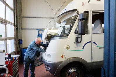 Bild zeigt Mitarbeiter bei der Reparatur eines Wohnmobils