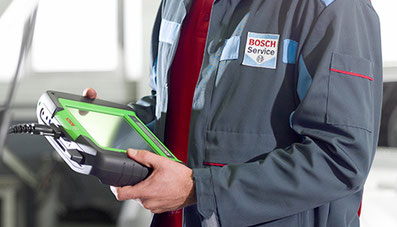 Bild zeigt Bosch-Mechaniker mit Analysegerät 