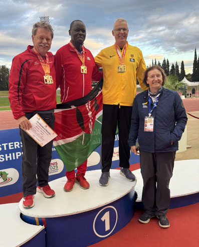 V. l. n. r.: Dr. Löcher + der Sieger aus Kenia-45,50 m + Baranzke
