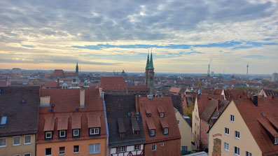 Blick auf die Dächer der Altstadt von Nürnberg von Nürnberg von der Kaiserburg aus, bewölkter Himmel