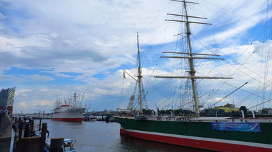 Segelschiff im Hamburger Hafen, im Hintergrund die Elbphilharmonie, das Wetter ist bewölkt