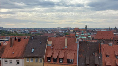 Aussicht auf Nürnberg von der Burg aus, bewölkter Himmel