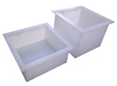Contenedores en polipropileno gris o natural, fabricados a medida para contener soluciones químicas.