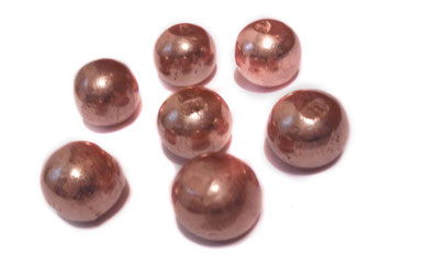 Cobre metálico en forma de pequeñas piezas (nuggets).