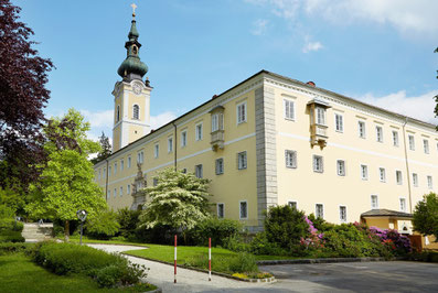 Stift Schlägl Gebäude mit Stiftsturm im Hintergrund