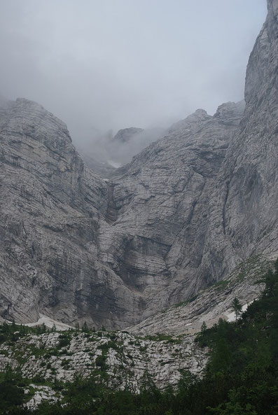 Die massive Wand, durch welche die Via della Vita hinauf führt