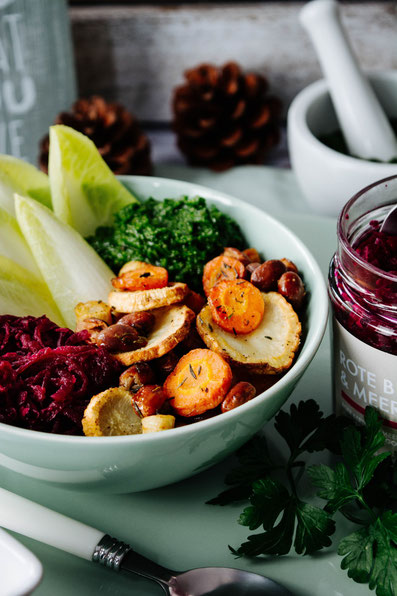Winter Bowl mit Fermentiertem und Ofengemüse