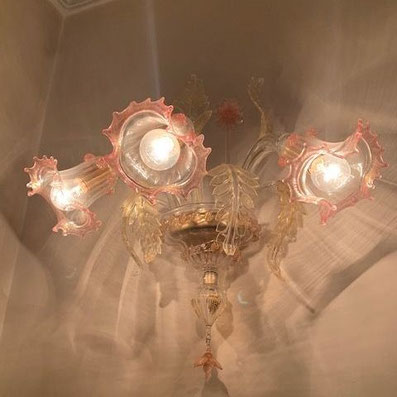 Dettaglio applique Miss Vivaldi in vetro di Murano lavorato a mano con finiture dorate veneziane