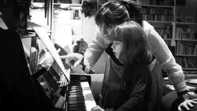 Mère et sa fille entraine d'apprendre le piano avec la méthode Suzuki
