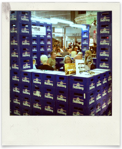 Ein früher Messestand in Paris. Komplett gebaut aus Fürstenberg Bierkästen