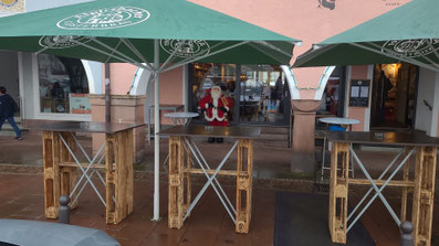 Tische aus Paletten auf dem Markplatz in Freudenstadt die es zu vermieten gibt.