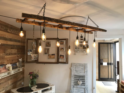 Schöne Leiterlampe mit insgesamt 9 Glühbirnen. Handgefertigtes Unikat
