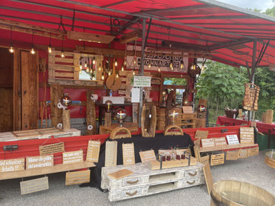Bild von Kunsthandwerkermarkt. Stand von Upcycling Wohnart