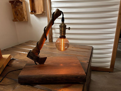 Handgefertigte Lampe die aus einer alten Axt hergestellt wurde. Axtlampe