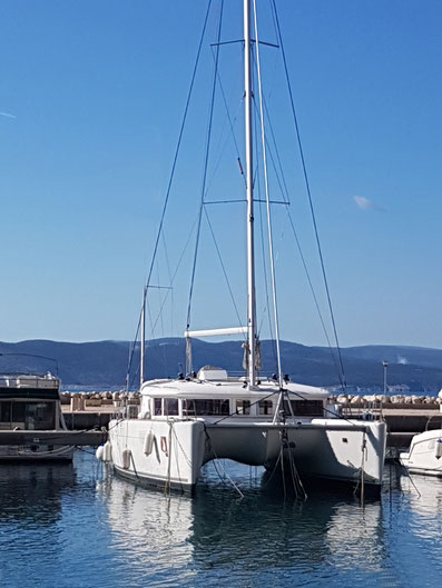 yachtcharter just sail justsail kroatien dalmatien makarska riviera baska voda krvavica marina Katamarane