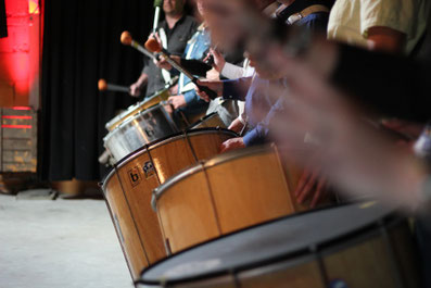 Meest geboekte percussie workshop van Nederland met authentieke Braziliaanse instrumenten zoals de Surdo op locatie.