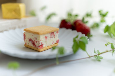 イチゴのバターサンドがのったお皿。