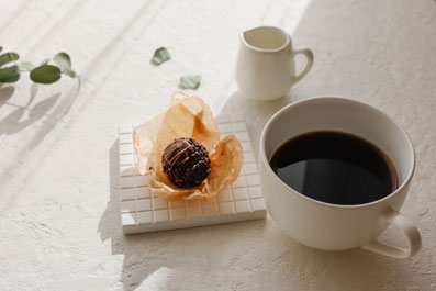 断面が美しいいちごとオレンジのフルーツサンド。コーヒーのマグカップ。
