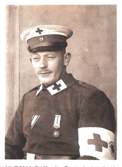 Angehöriger des DRK oder vaterländischer Hilfsdienst (?) mit der Medaille vom Roten Halbmond (Bronze) und dem Band zum Eisernen Halbmond am weißen Band (Reprofertigung aus einem Buch)
