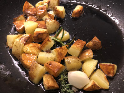 Kartoffeln würfeln und goldbraun anbraten
