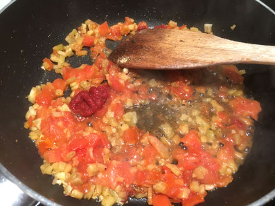 Tomaten und Tomatenmark dazu geben