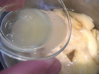 Den Zitronensaft unterrühren und heiß in die Gläser abfüllen