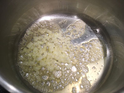 Zwiebeln in Butter anschwitzen