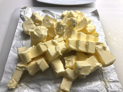 Butter in Würfel schneiden