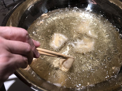 Die Fischstücke portionenweise frittieren