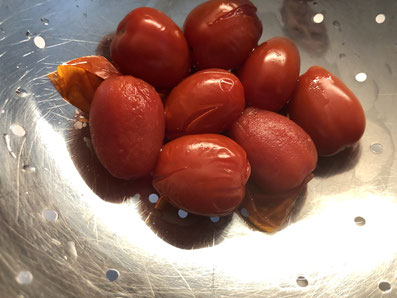 Die Tomaten blanchieren, abgießen und abschrecken