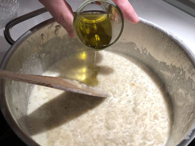 Den Risotto am Schluss mit etwas Olivenöl aufmontieren