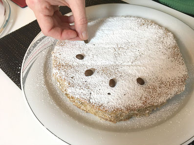 Mit Kaffeebohnen dekorieren und servieren