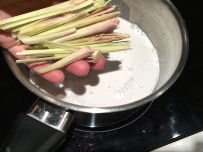 Die Kokosnussmilch aufkochen und das Zitronengras beigeben