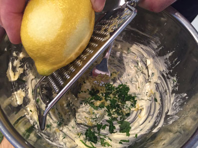 Die Butter schaumig rühren und mit dem Senf, den Kräutern, den Zitronenzesten vermischen, salzen und pfeffern