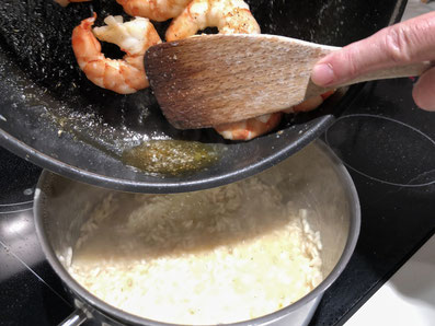 Den Bratenfond der Crevetten zum Risotto gießen