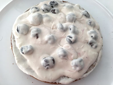 Auf dem Kuchenboden die Hälfte der Creme verteilen