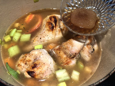 Mit Bouillon auffüllen und den Kalbsfond beifügen