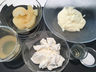Zutaten für die Crème: Ricotta, Griessppuding, Vanillezucker, Birnenkompott, Birnensaft, Holundersirup