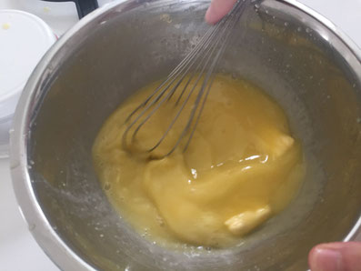 Die Butter unter die sämige Crème rühren