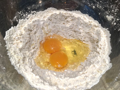 Mehl und Eier vermischen