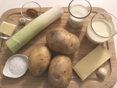 Zutaten: Kartoffeln, Lauch, Milch, Rahm, Käse, Muskat, Paprikapulver, Salz, Knoblauch, Butter