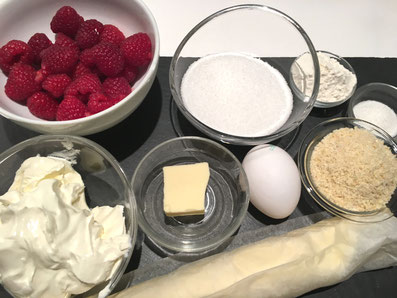 Zutaten: süßen Mürbeteig, Himbeeren, Sauerrahm, Ei, Zucker, Mehl, Vanillezucker, Mandeln, Butter