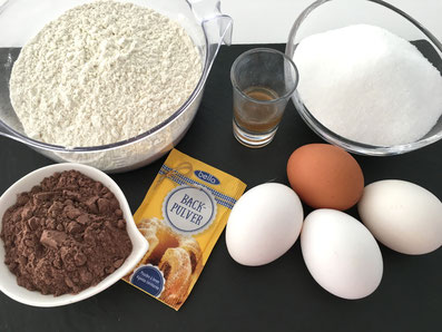 Zutaten Kuchen: Mehl, Zucker, Eier, Kakao, Backpulver, Essig