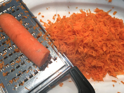 Die Karotten fein raffeln
